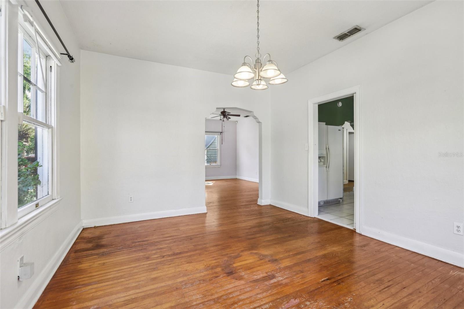 933 E SHADOWLAWN AVE