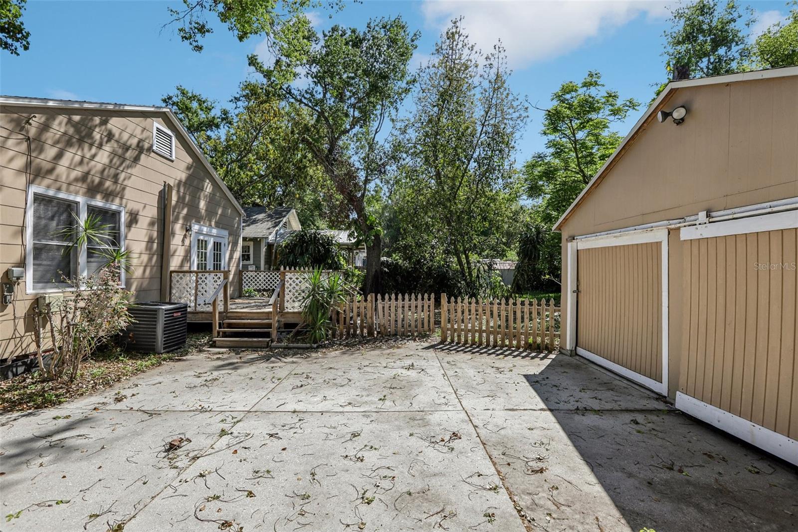 933 E SHADOWLAWN AVE