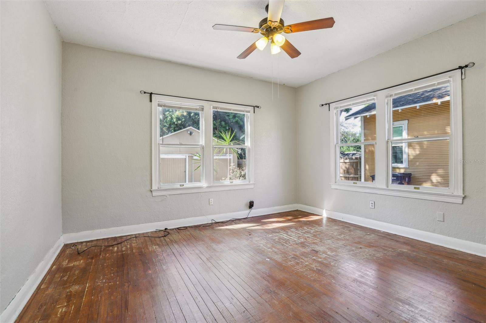 933 E SHADOWLAWN AVE