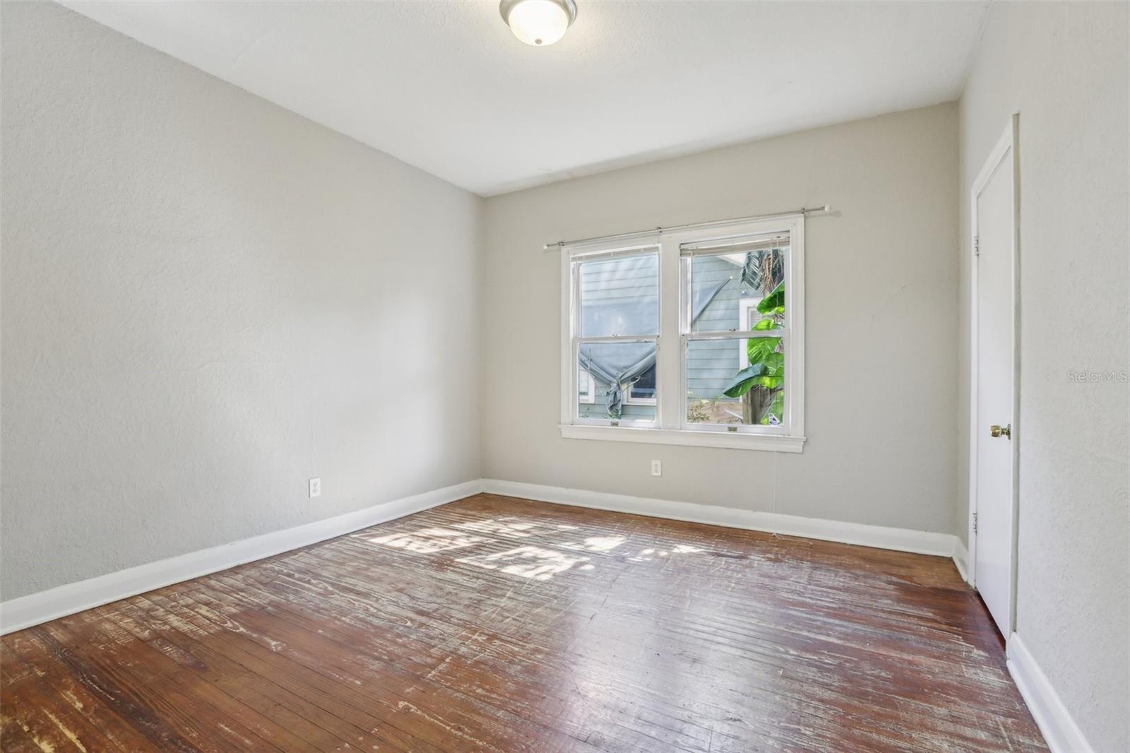 933 E SHADOWLAWN AVE