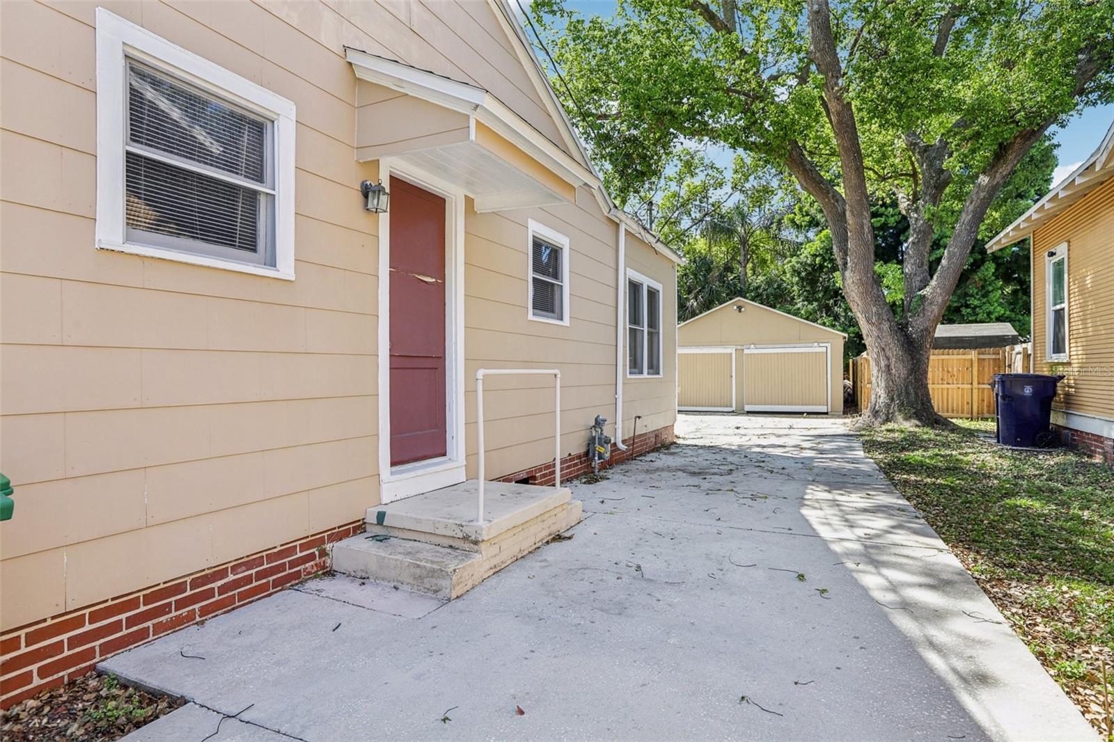933 E SHADOWLAWN AVE