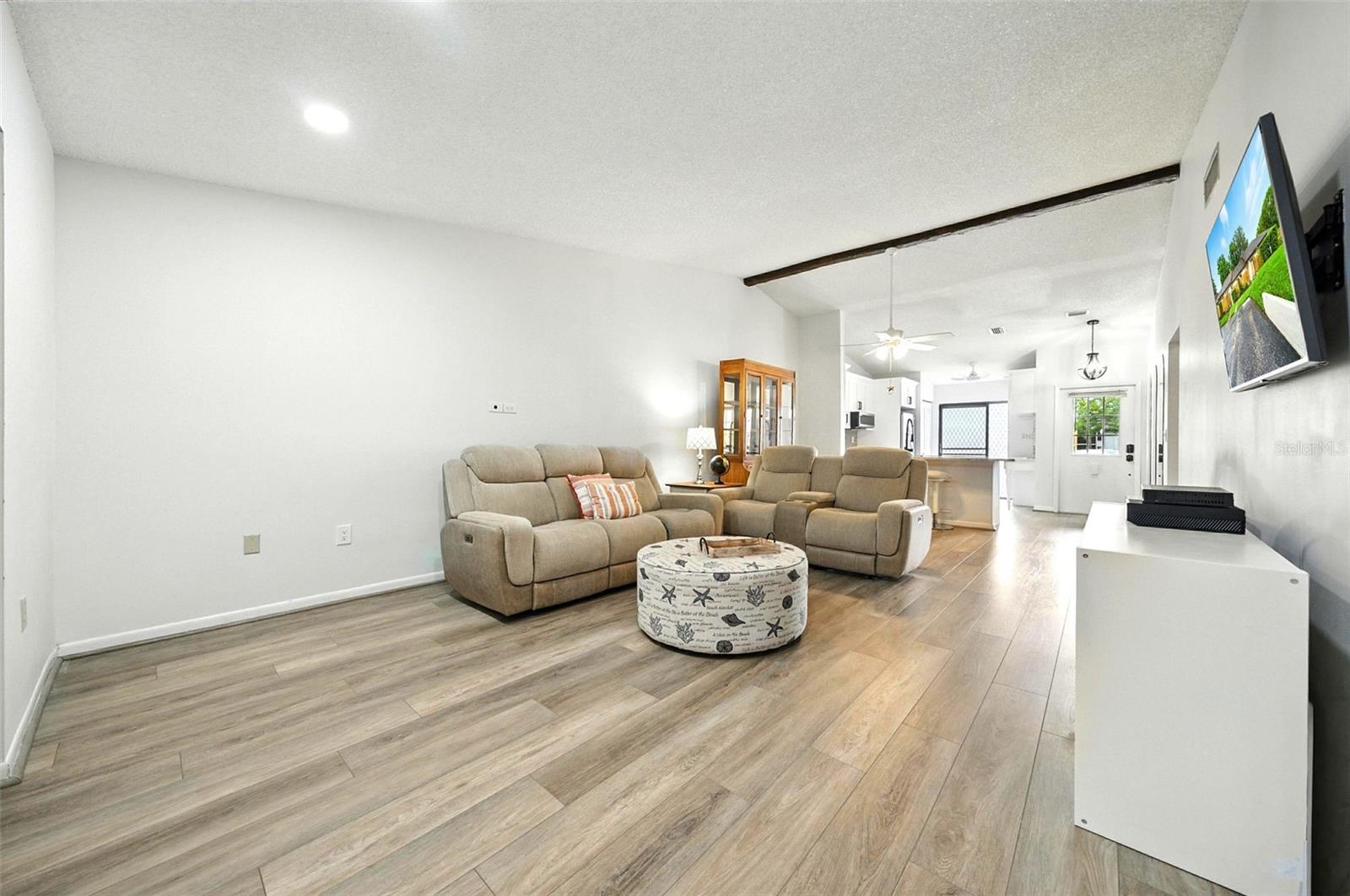 1725 PINE RIDGE WAY E #E