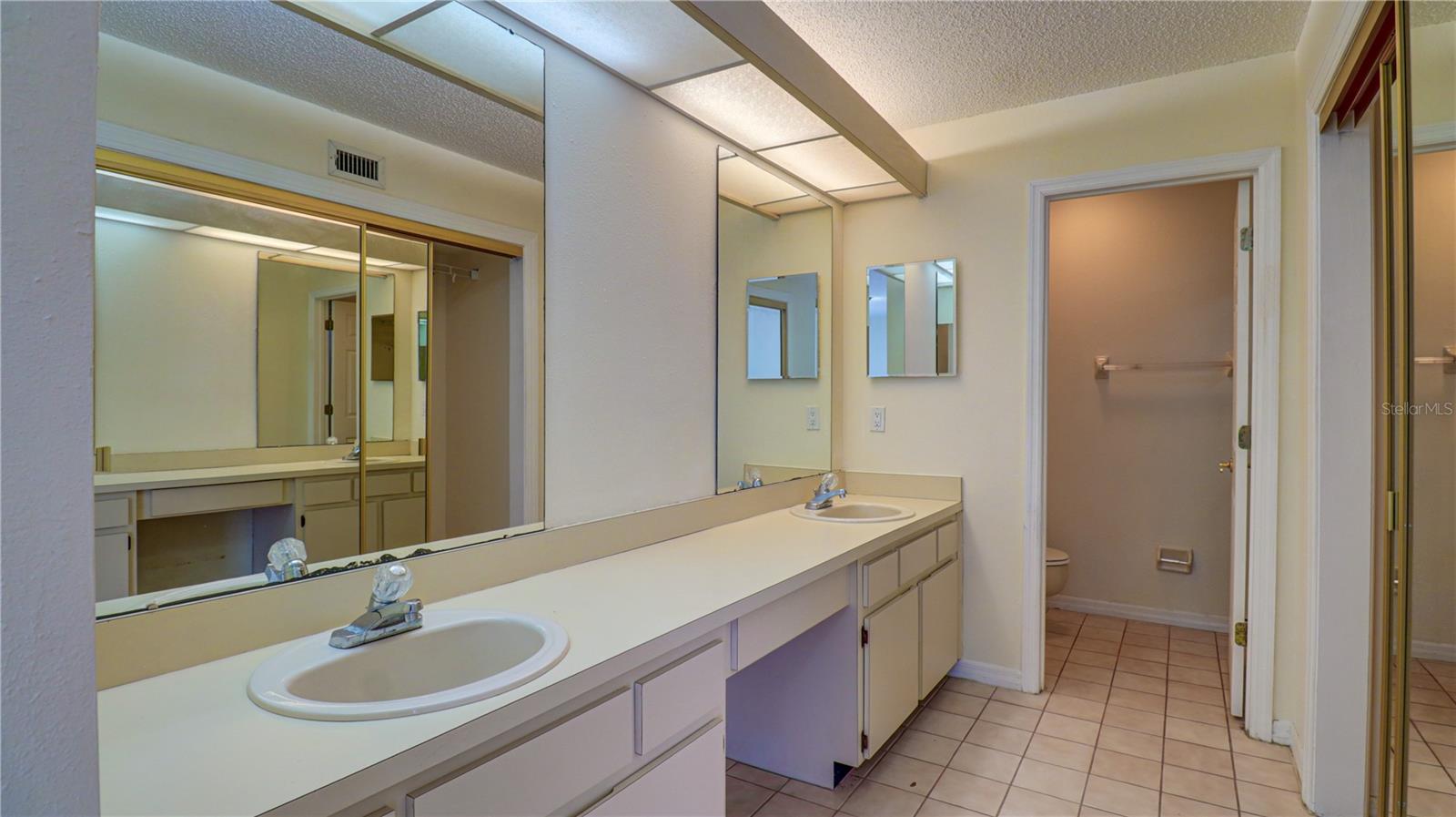 15206 W POND WOODS DR
