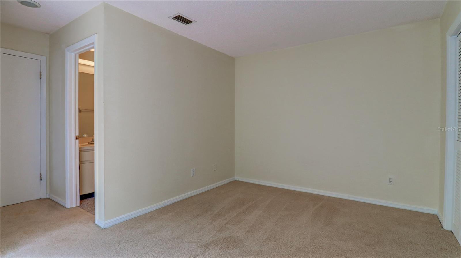 15206 W POND WOODS DR