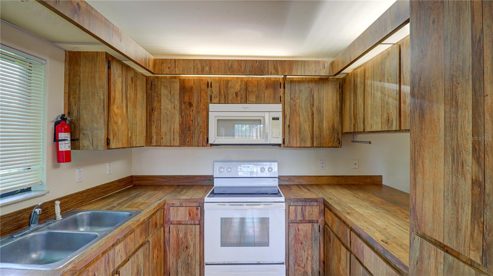 15206 W POND WOODS DR