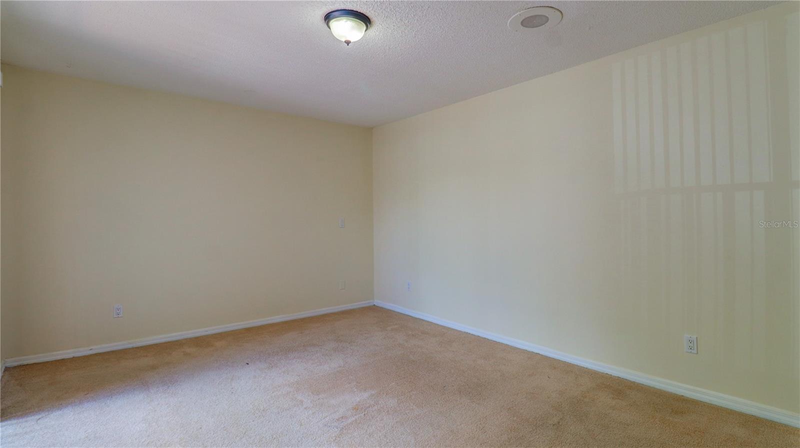 15206 W POND WOODS DR