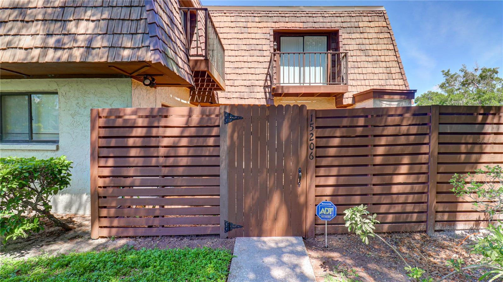 15206 W POND WOODS DR
