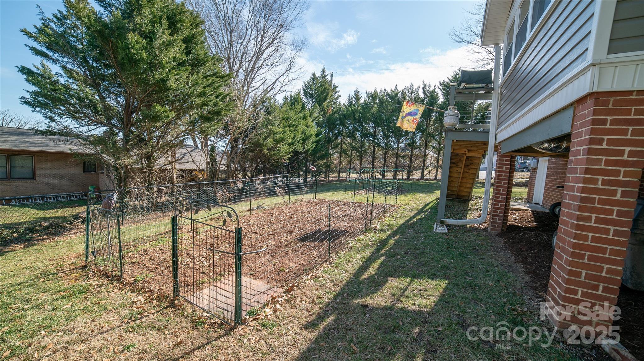 406 Lenoir Street