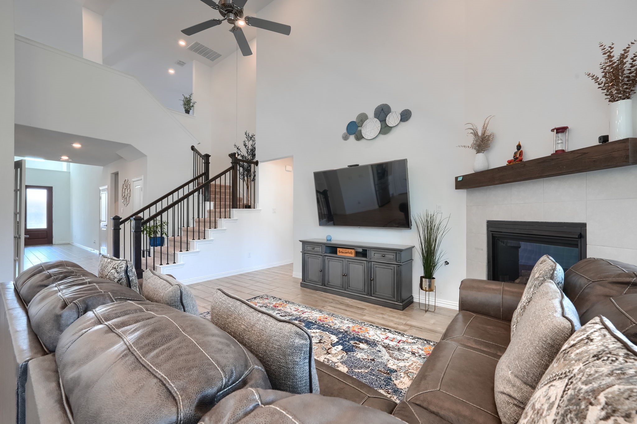 1121 Canuela Way