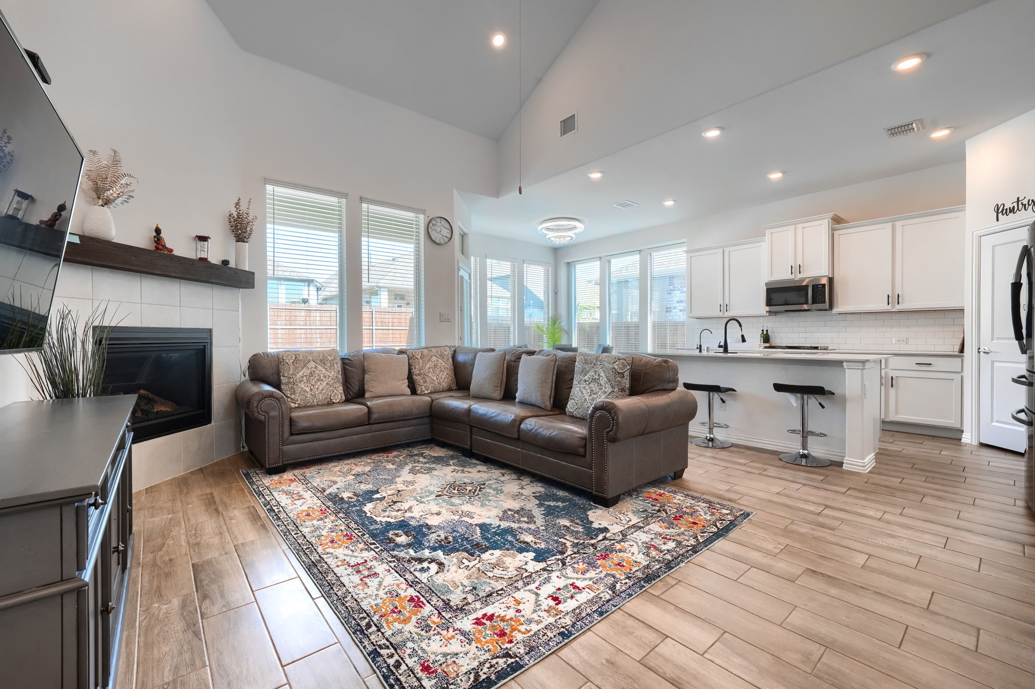 1121 Canuela Way