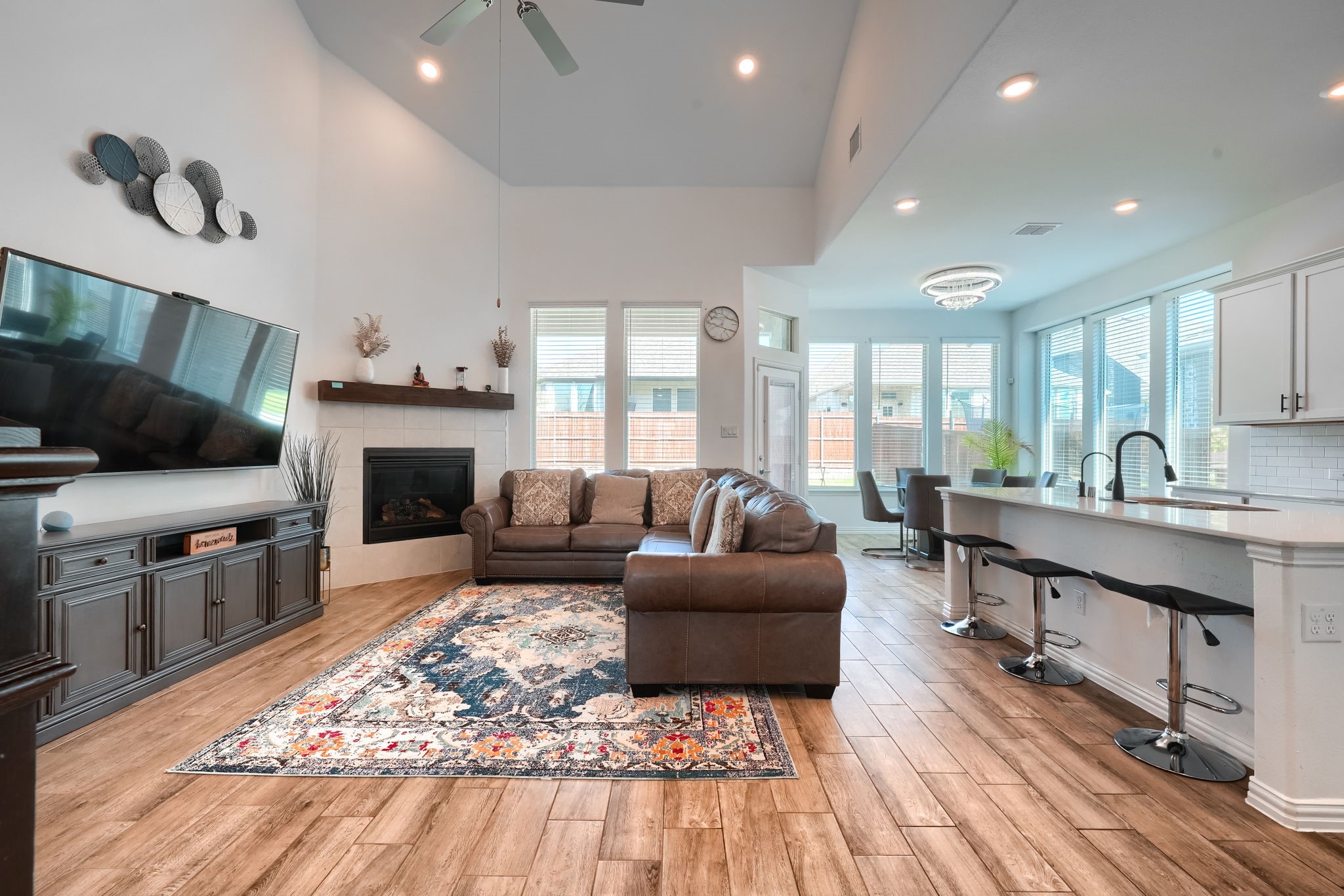 1121 Canuela Way