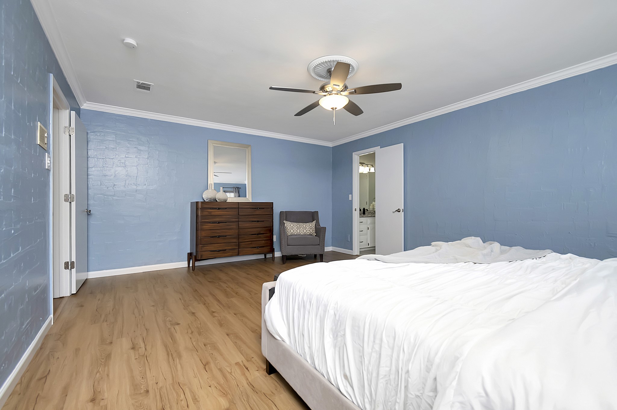 1042 Wilshire Drive
