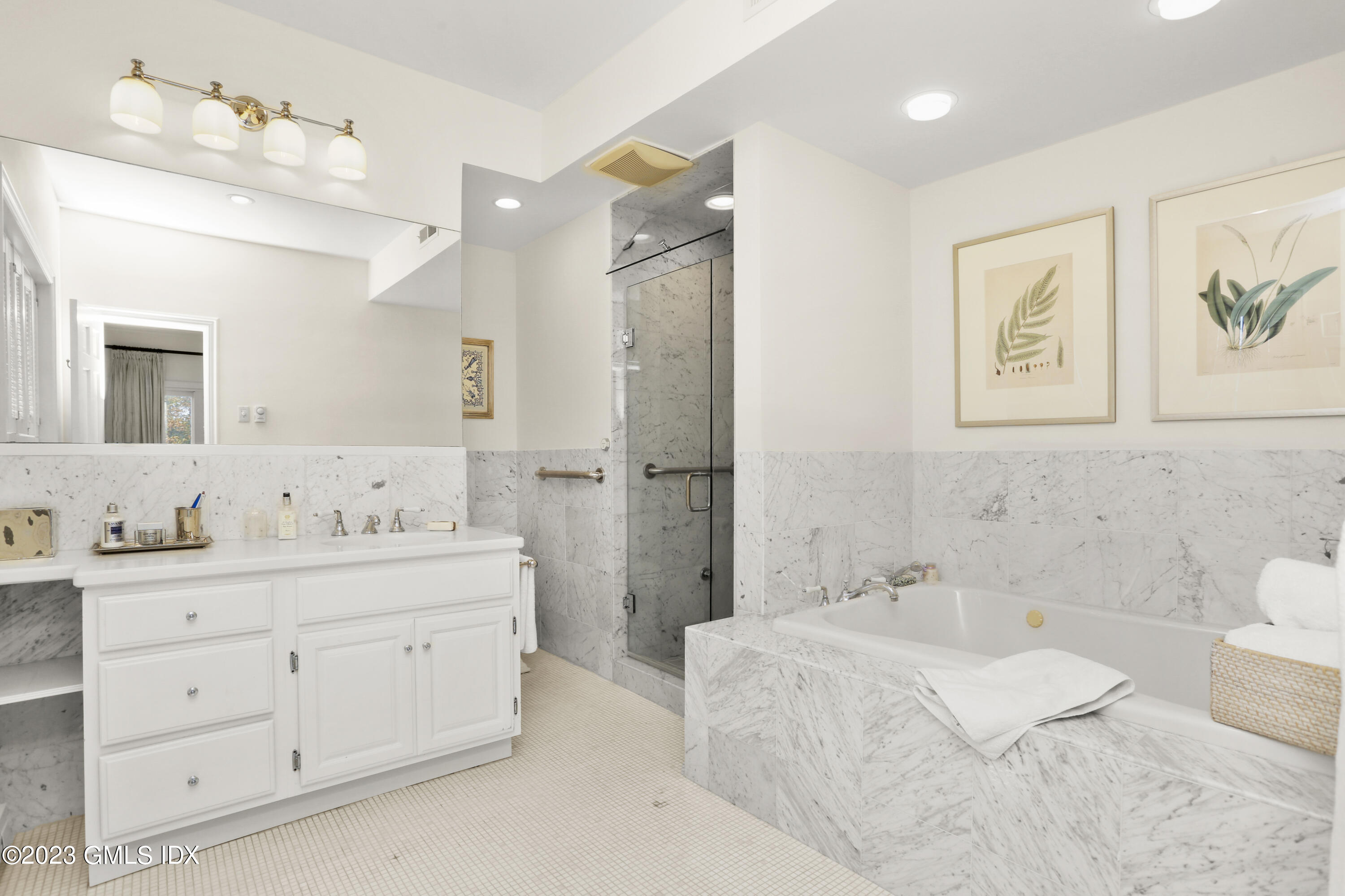 633 Steamboat Road, 5