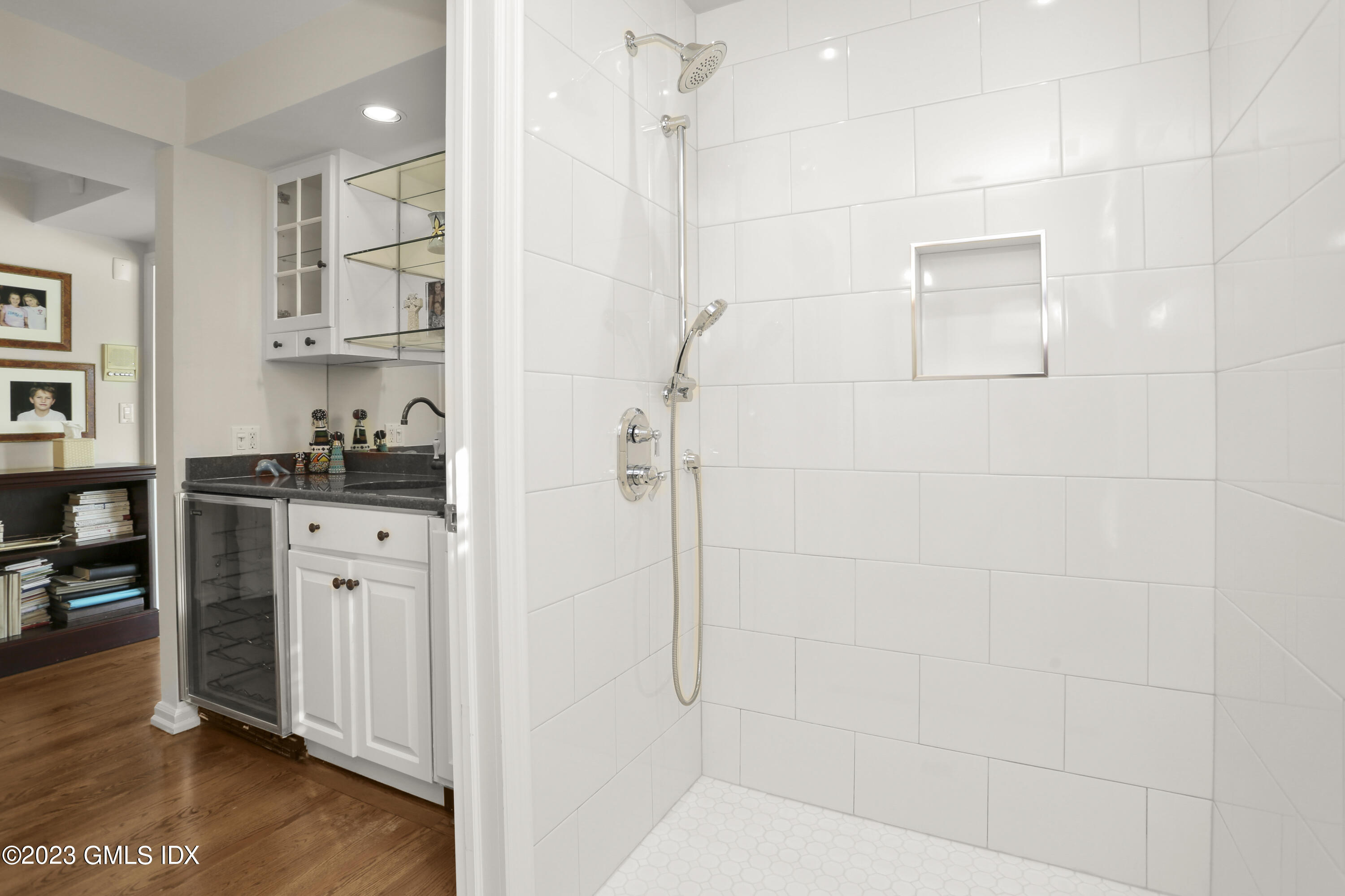 633 Steamboat Road, 5