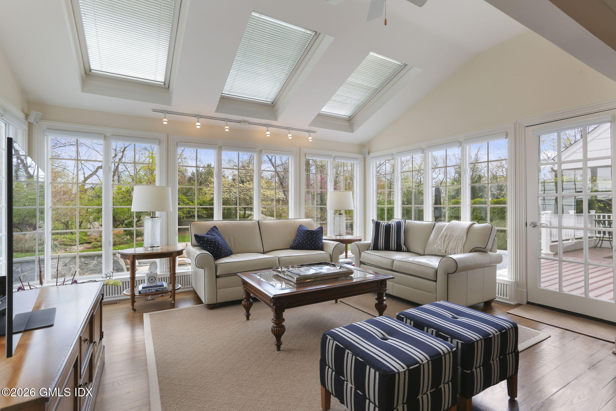 25 Lakewood Circle North