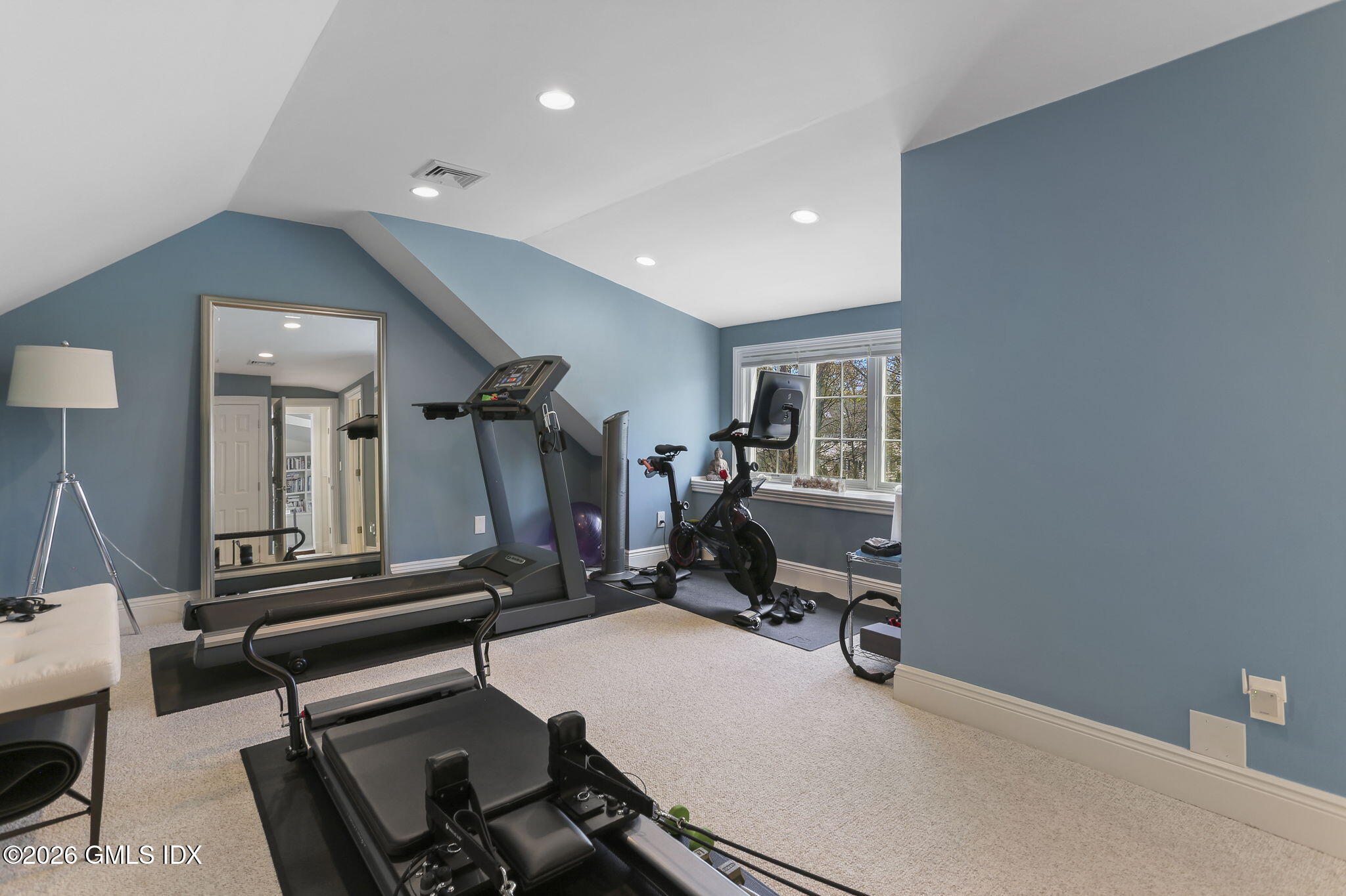 25 Lakewood Circle North