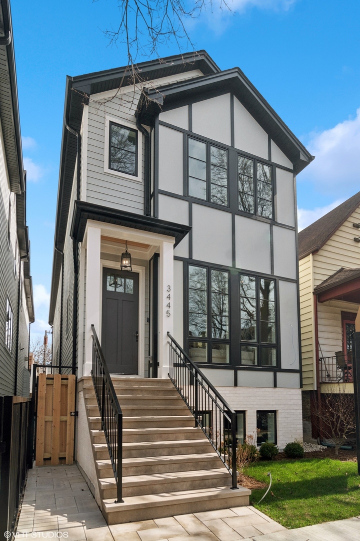 3445 N Leavitt Street