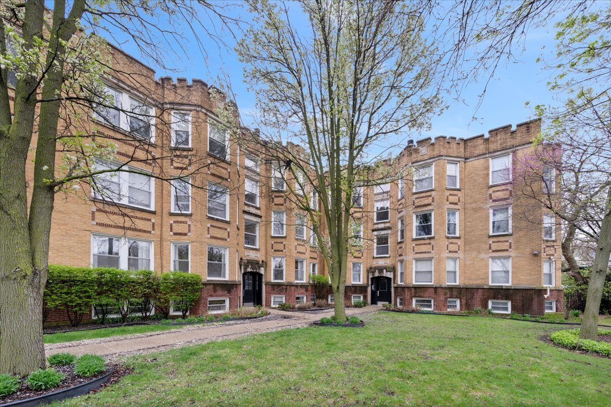 2579 W Montrose Avenue Unit: 1N