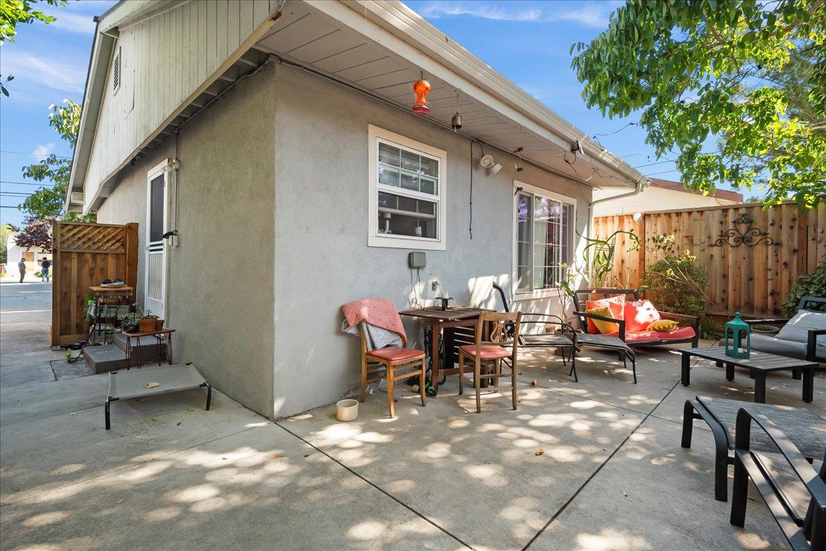 2115 University AVE