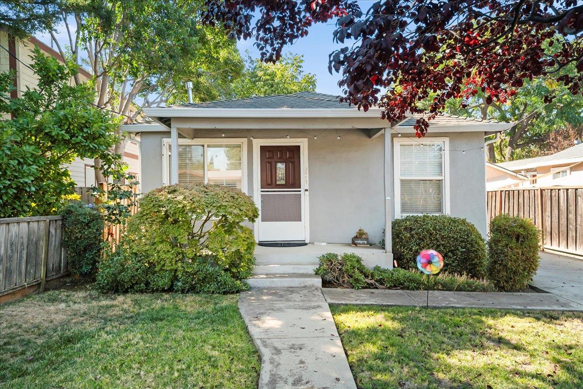 2115 University AVE