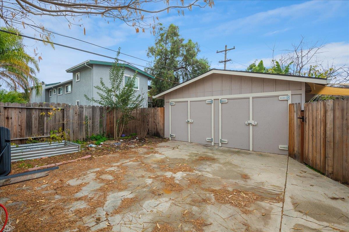 1182 Bismarck DR