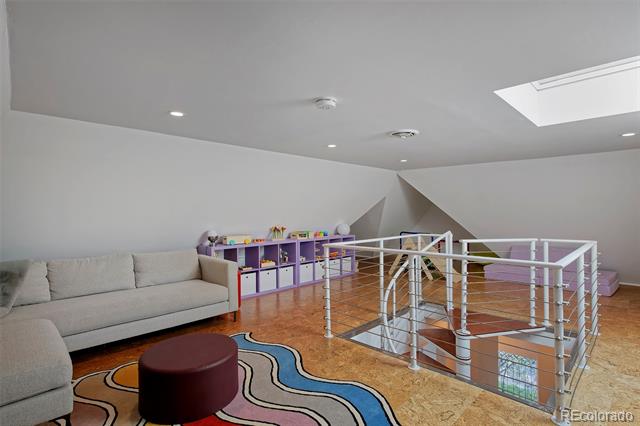 590 Race Street
