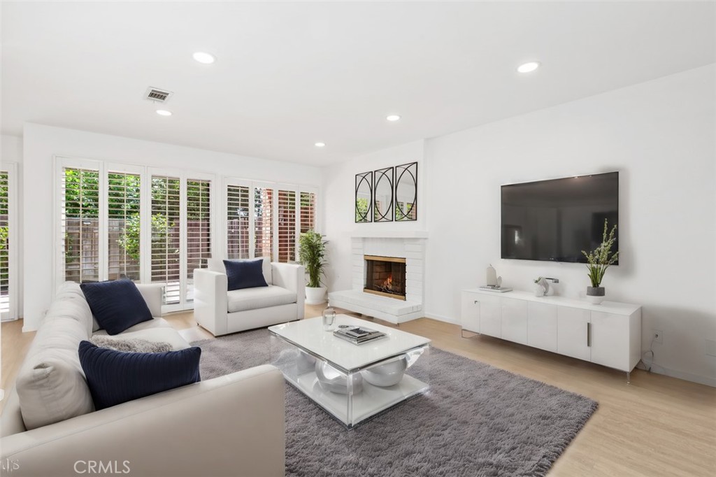 820 W Glenwood Terrace