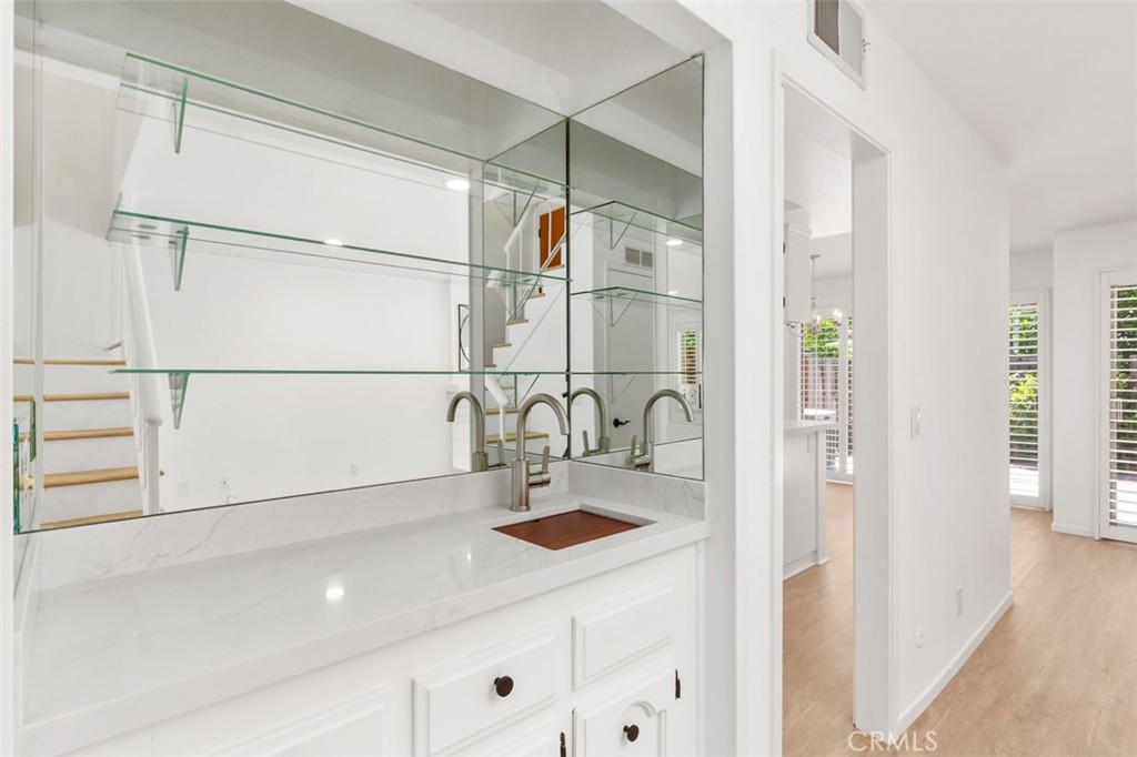 820 W Glenwood Terrace