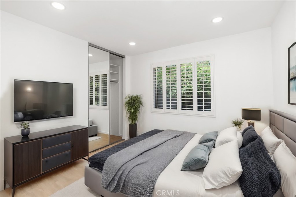 820 W Glenwood Terrace