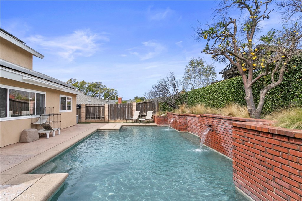 1347 N Catalina Street