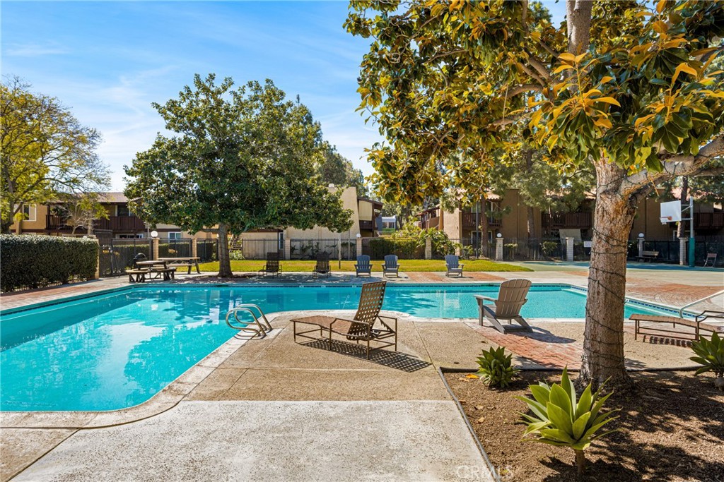 1040 W MacArthur Boulevard 64