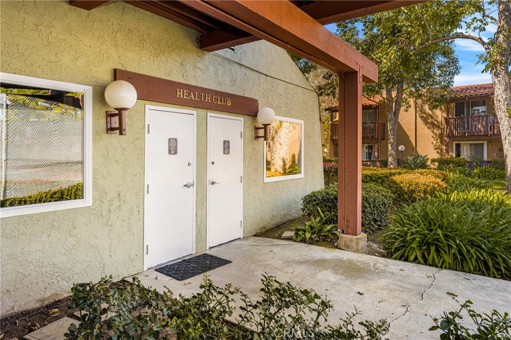 1040 W MacArthur Boulevard 64