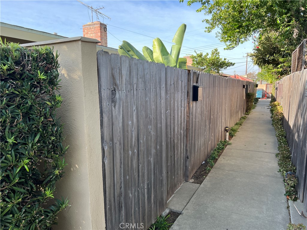 786 N Shattuck Place N