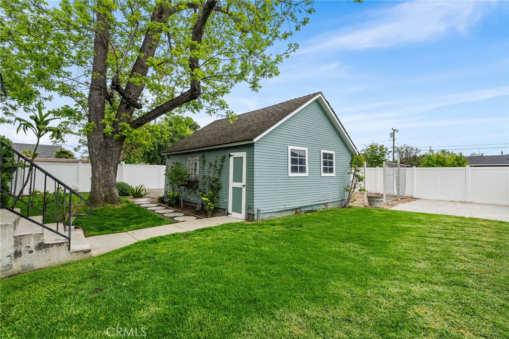 952 E Palmyra Avenue