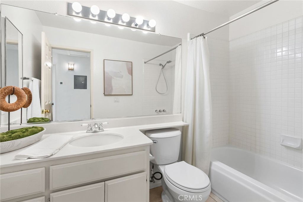 8123 E Oak Ridge Circle