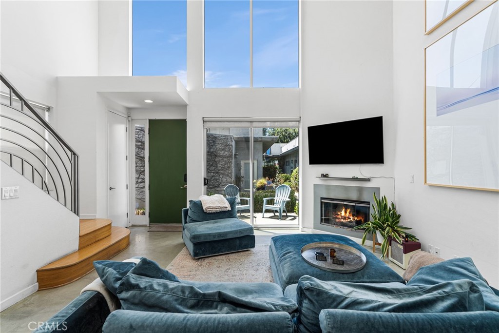 637 E 4th B