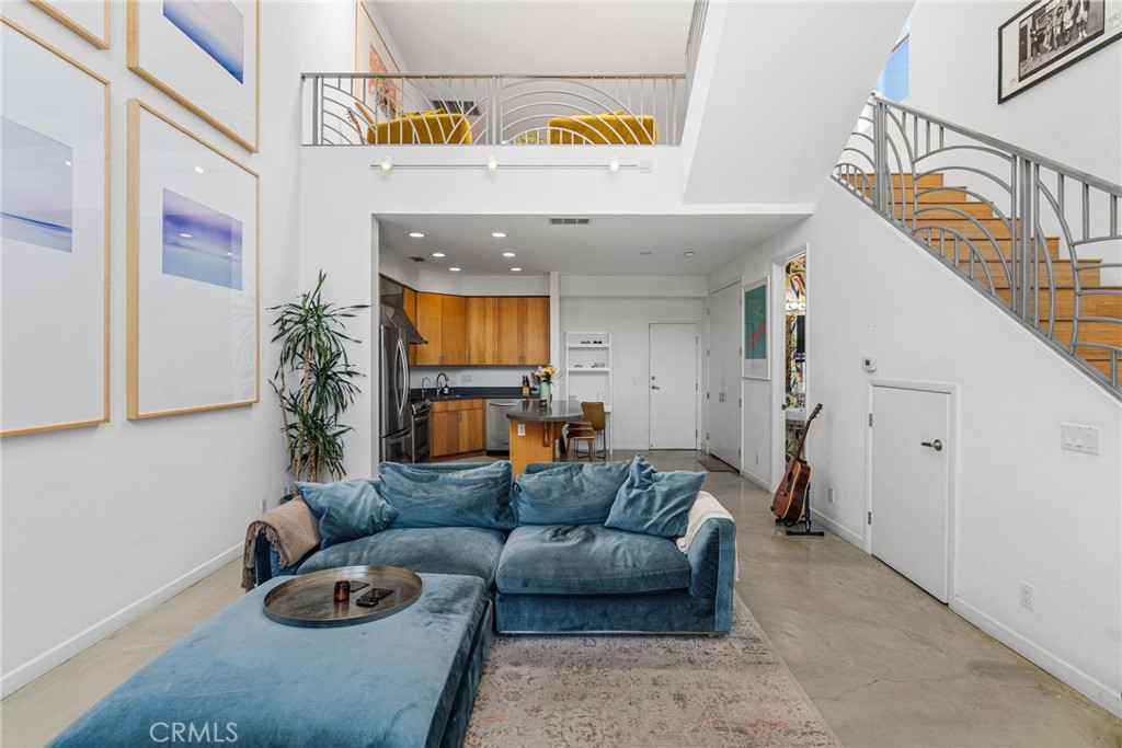 637 E 4th B