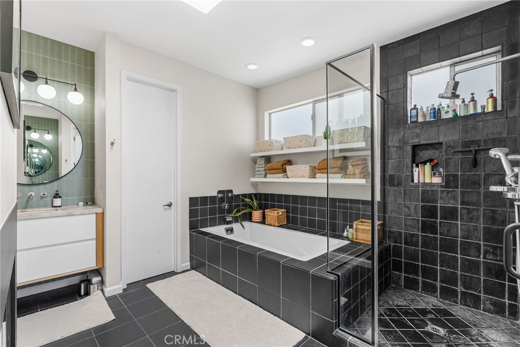 637 E 4th B