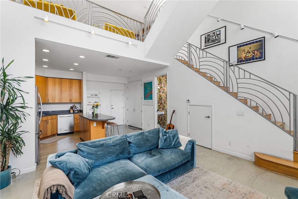 637 E 4th B