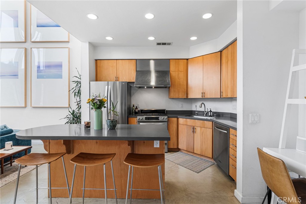 637 E 4th B