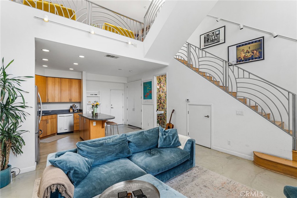 637 E 4th B