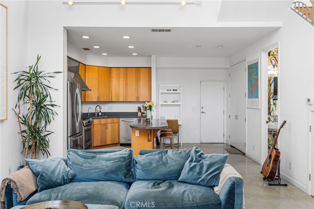 637 E 4th B