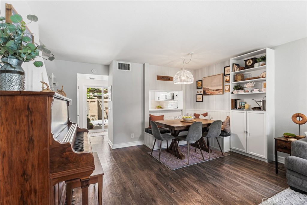 101 W Riverdale Avenue 60