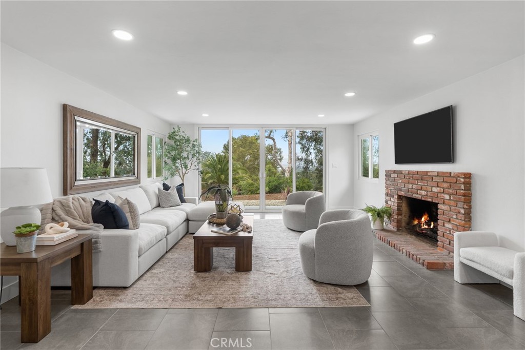1903 E Bolingridge