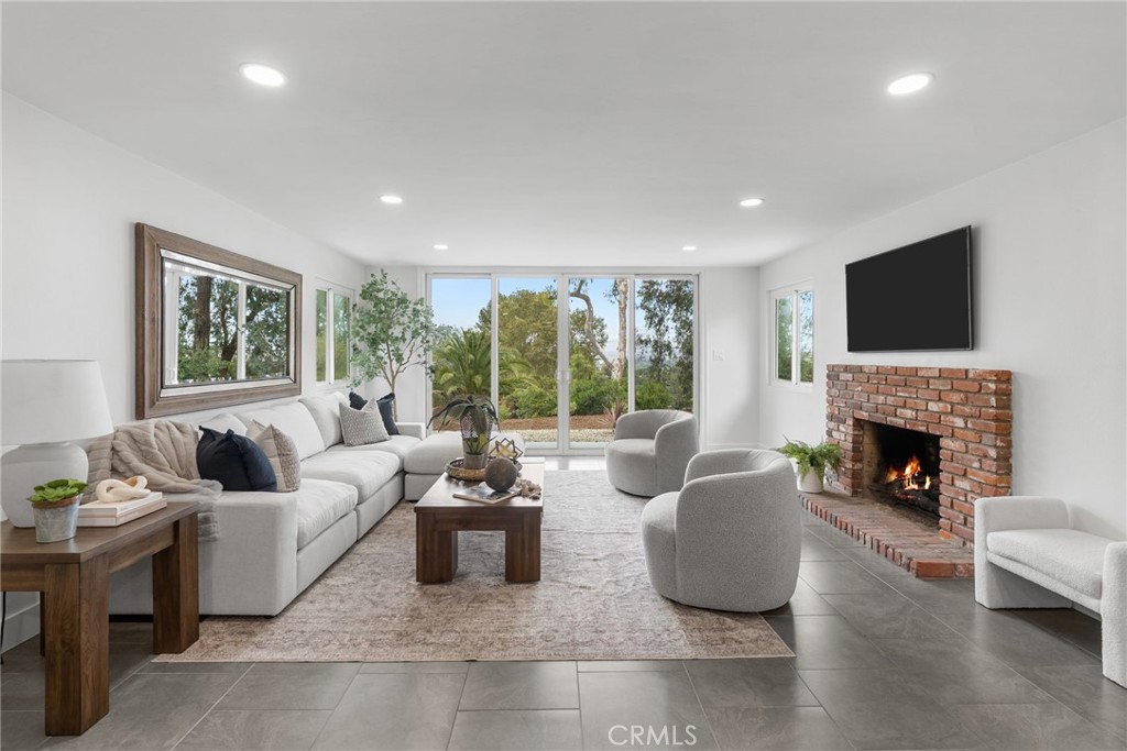 1903 E Bolingridge
