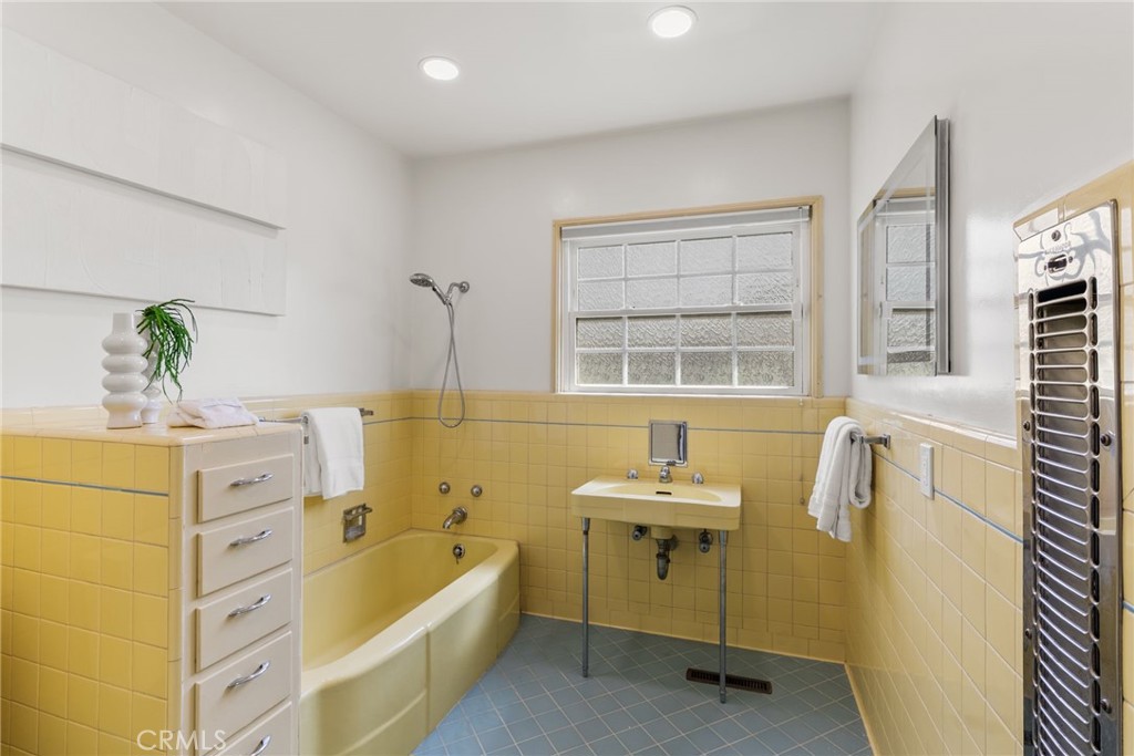 14021 Livingston Street
