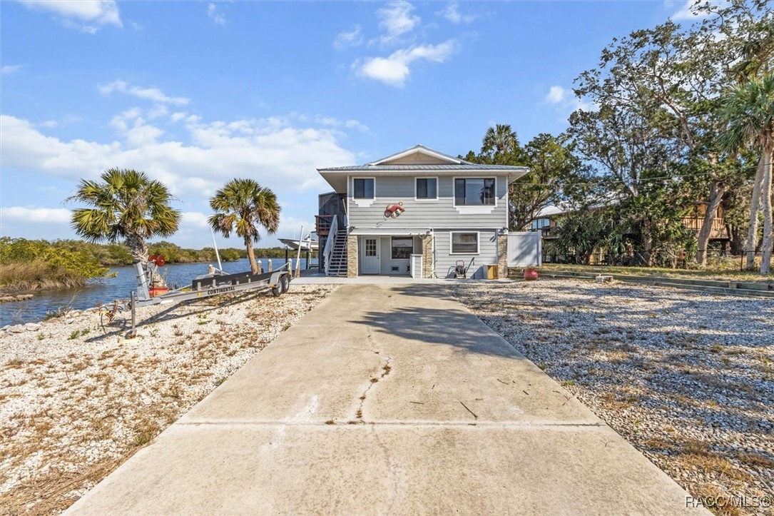 605 N Lake Circle