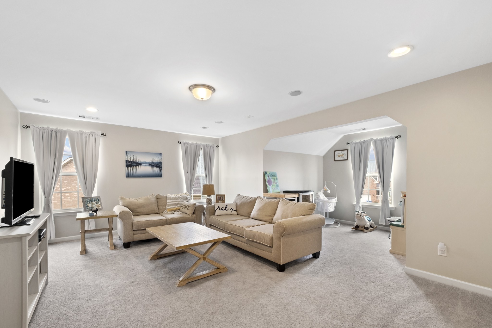 717 Hedgewood Ln