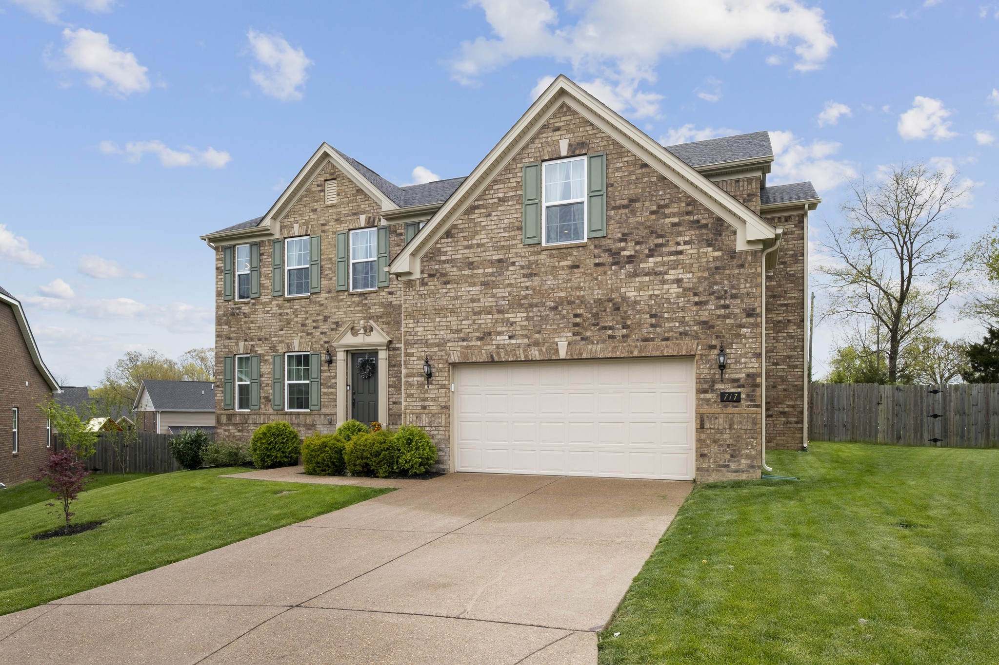 717 Hedgewood Ln