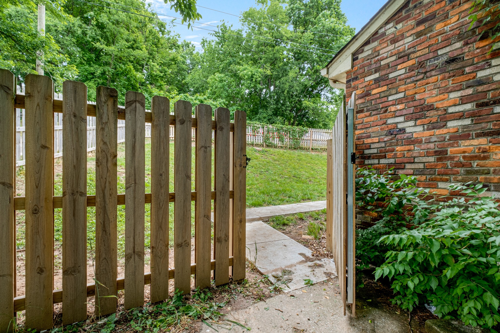 3909 Creekside Dr